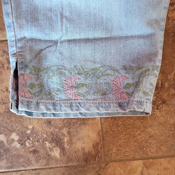 Gloria Vanderbilt Light Blue Cropped Jeans with Floral Embroidery - Picture 4 of 7